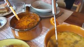 VIDEO Bucătăria românească continuă să cucerească străinii! Localnicii primesc turiști și le gătesc în casă